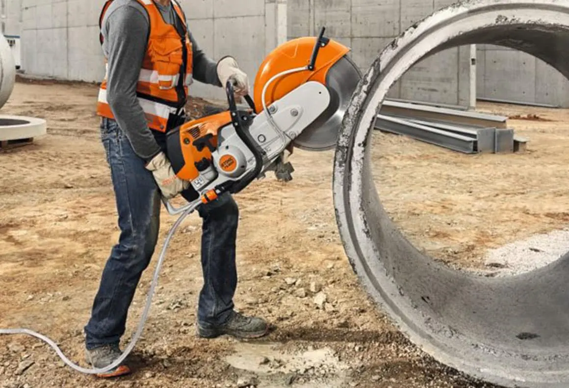 Contractor working with rental equipment from Location Élite